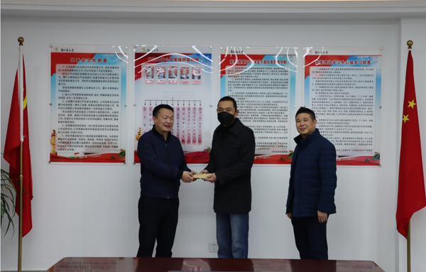 集團公司黨委委員、副總經(jīng)理胡新付到公司走訪慰問