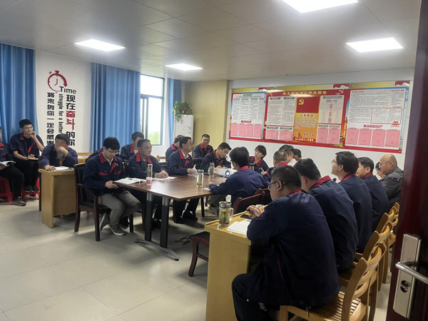 王伍升到建材研究室、建材公司調(diào)研